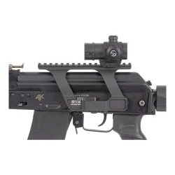 Коллиматор Target Optic 1x21, Weaver, красная марка, точка 2 MOA - крупный план установки на боковом кронштейне, вид сбоку