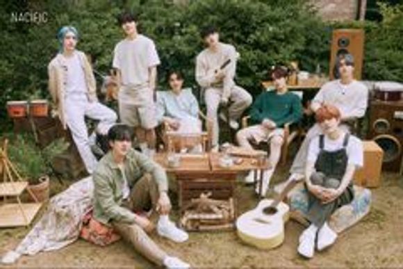 STRAY KIDS