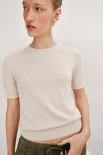 БАЗОВЫЙ ОДНОТОННЫЙ ТРИКОТАЖНЫЙ ТОП С КОРОТКИМИ РУКАВАМИ — ZARA
