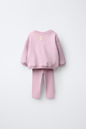 ZARA КОМПЛЕКТ ИЗ ТОЛСТОВКИ С НАШИВКОЙ И ЛЕГИНСОВ, РОЗОВЫЙ
