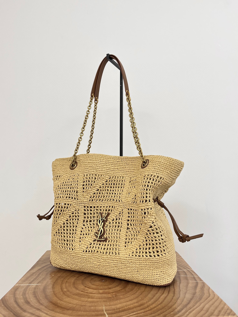 JAMIE SHOPPING IN RAFFIA