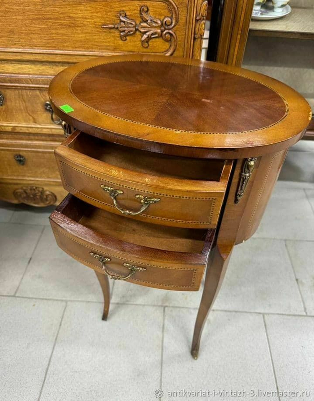 Старинная тумбочка