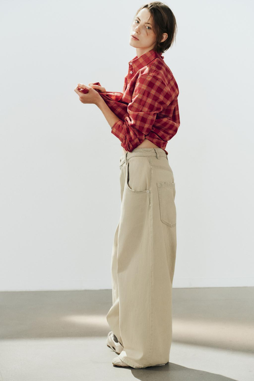 ZARA ДЖИНСЫ BAGGY TRF СО СРЕДНЕЙ ТАЛИЕЙ, ЛИНЯЛЫЙ СИНИЙ