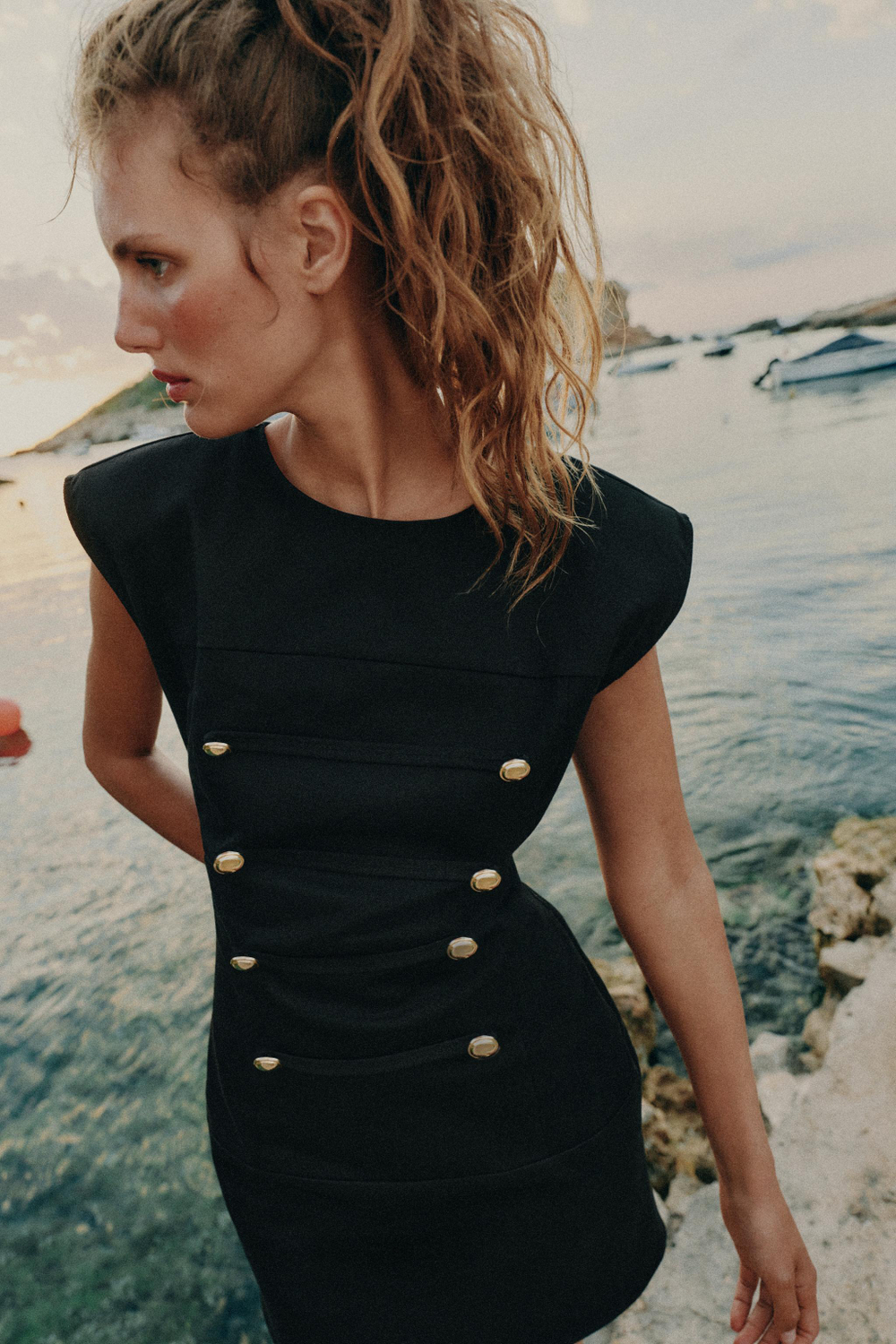 ZARA КОРОТКОЕ ПЛАТЬЕ С БРАНДЕБУРАМИ, ЧЕРНЫЙ