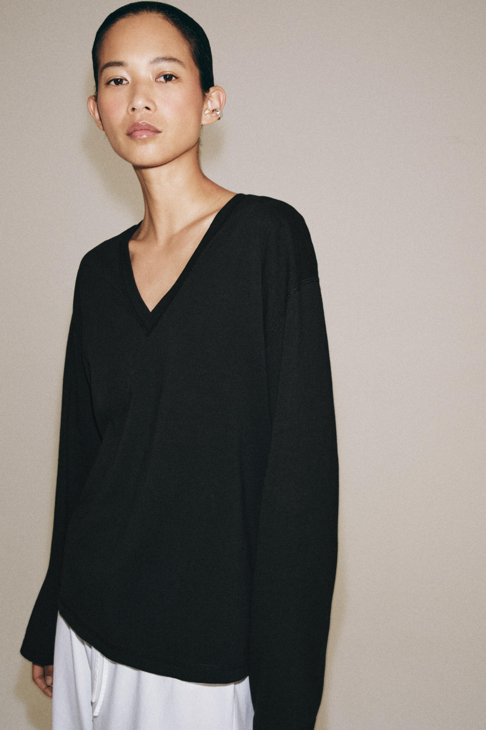ХЛОПКОВАЯ ФУТБОЛКА С V-ОБРАЗНЫМ ВЫРЕЗОМ — ZARA