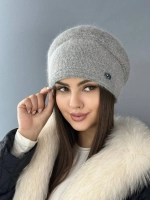 Шапка зимняя вязаная из ангоры тёплая объёмная с брошью