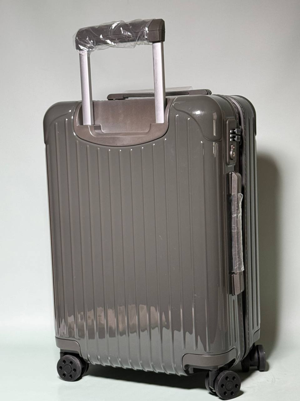 Дорожный чемодан Rimowa Essential Sleeve Cabin с карманом для ноутбука