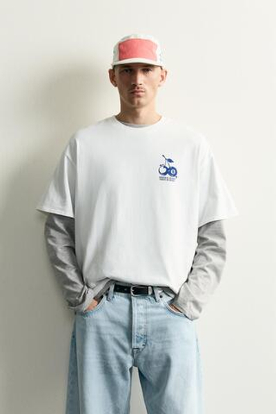 ФУТБОЛКА СВОБОДНОГО КРОЯ С КОНТРАСТНЫМИ ПРИНТАМИ — ZARA · 0495/340