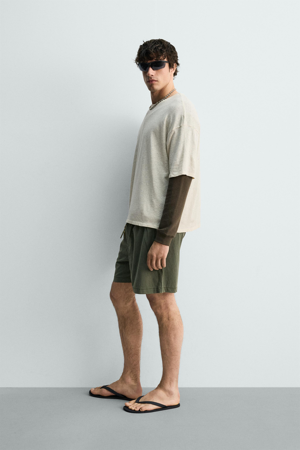 ZARA ФУТБОЛКА ИЗ ХЛОПКА И ЛЬНА С ЭФФЕКТОМ ПОТЕРТОСТИ, ЖЕЛТОВАТО-БЕЛЫЙ