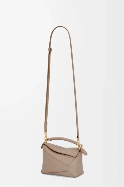 Loewe Мини-сумка Puzzle Edge из мягкой зернистой телячьей кожи, песочный