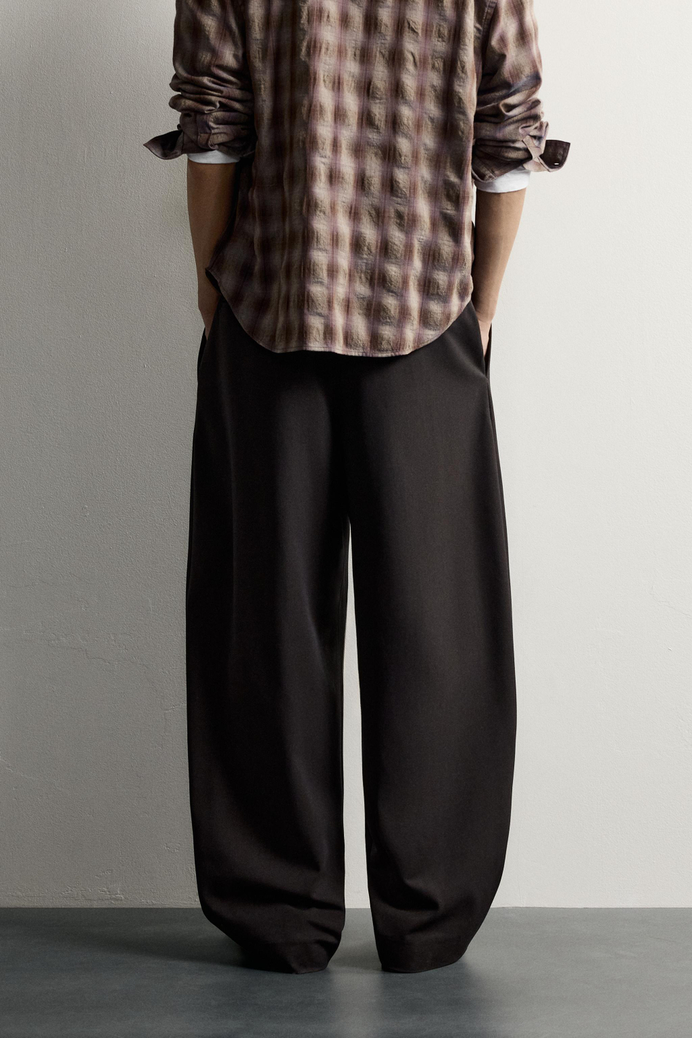 БРЮКИ BALLOON FIT С РЕМНЕМ И ЗАЩИПАМИ — ZARA