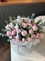 Корзина из пионов и эвкалипта