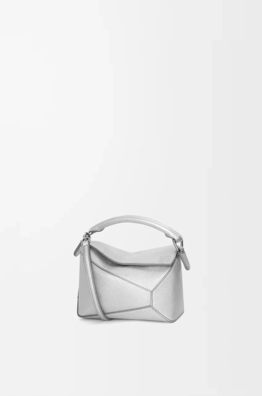 Loewe Мини-сумка Puzzle Edge из ламинированной овечьей кожи, серебряный