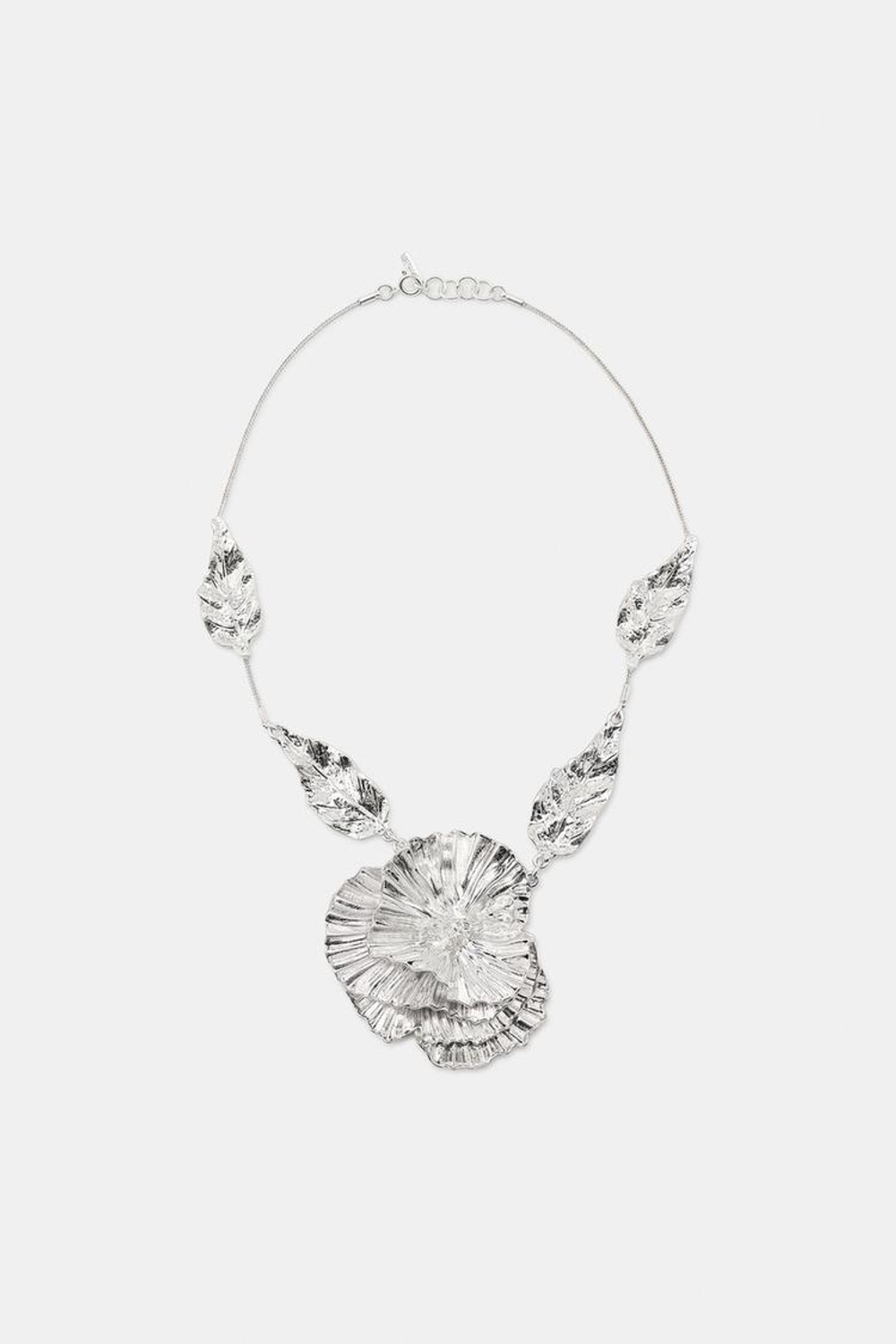 ZARA КОЛЬЕ С РЕЛЬЕФНЫМИ ЦВЕТАМИ, СЕРЕБРИСТЫЙ