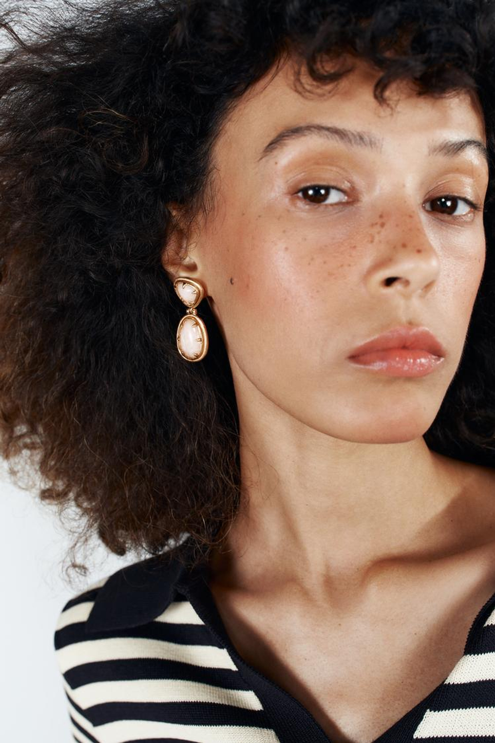 ZARA СЕРЬГИ С КАМНЯМИ И СТРАЗАМИ, ЗОЛОТИСТЫЙ
