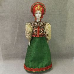 Сувенирная кукла в девичьем крестьянском костюме