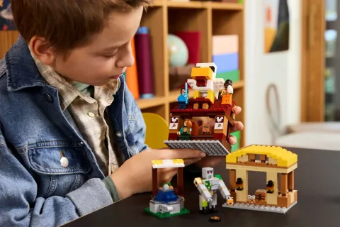 Конструктор LEGO Minecraft 21273 Нападение на деревню на призрачном воздушном шаре