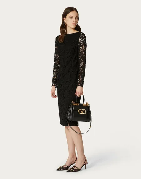 Средняя сумка с ручкой Valentino Rockstud Alcove из зернистой телячьей кожи черный