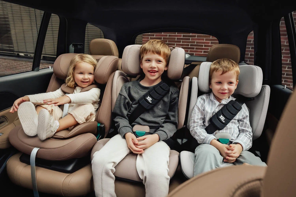 Автокресло 2/3 Britax Roemer KIDFIX PRO i-SIZE LUX Onyx Black от 3,5 до 12 лет, 15-36 кг (100 - 150 см), isofix, черный 2000042139/2000042