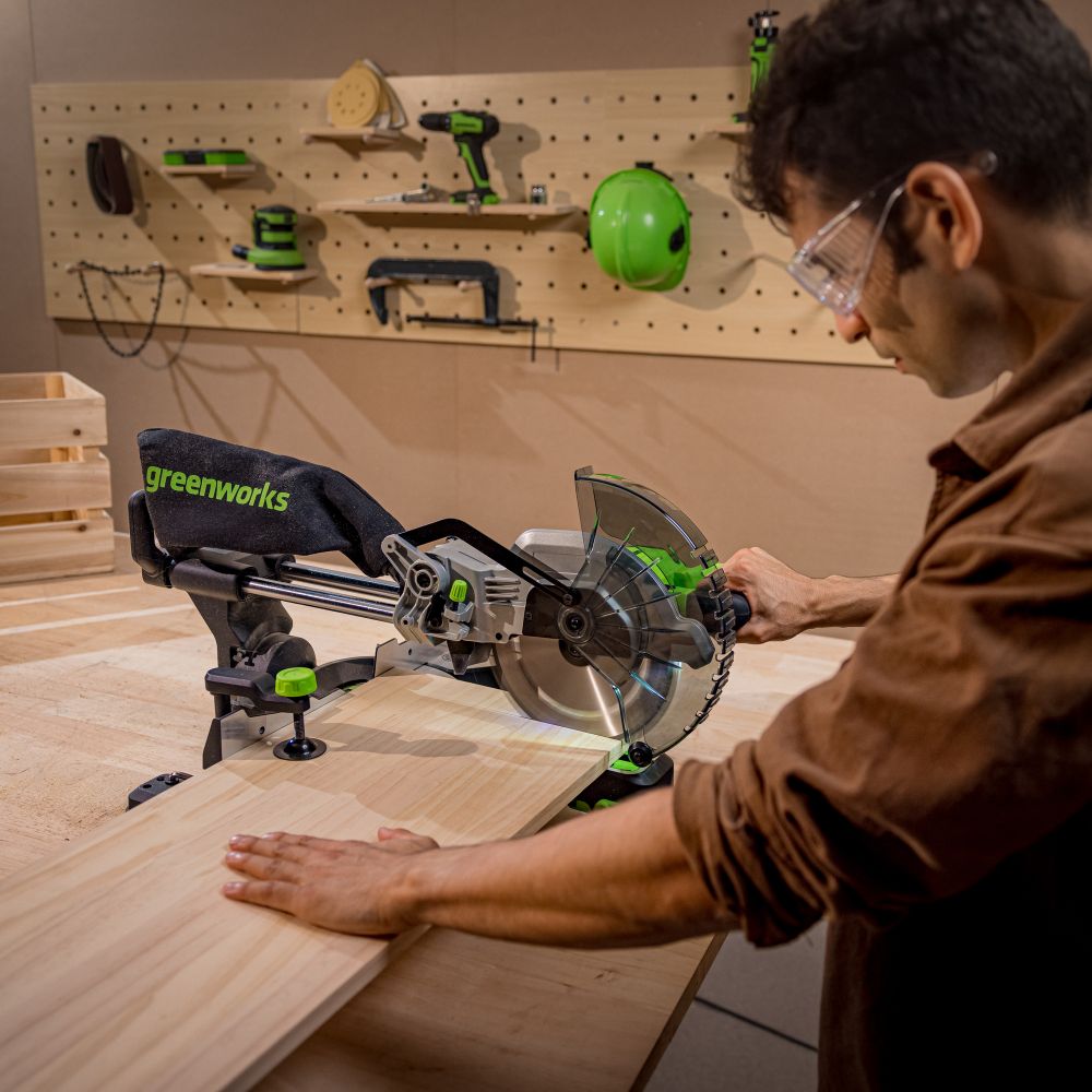 Торцовочная пила Greenworks GD24MS216, 24V, бесщеточная, 4800 об/мин, 216x30мм, рез 65х310мм, с протяжкой, без АКБ и ЗУ (1501707)