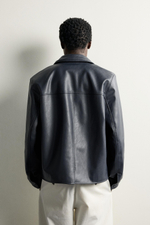 КУРТКА КЛАССИЧЕСКОГО КРОЯ ИЗ ИСКУССТВЕННОЙ КОЖИ — ZARA · 3833/420