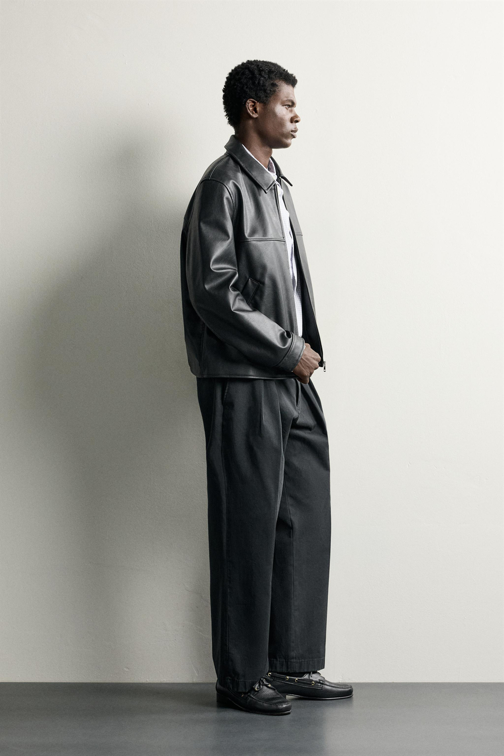 КУРТКА КЛАССИЧЕСКОГО КРОЯ ИЗ ИСКУССТВЕННОЙ КОЖИ — ZARA · 3833/420