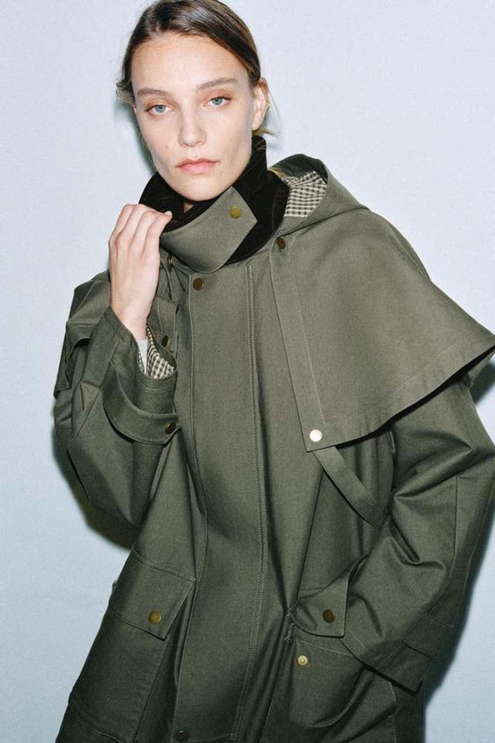 ZARA ТРЕНЧ С КАПЮШОНОМ И КОНТРАСТНЫМ ВОРОТНИКОМ — ZW COLLECTION, ЗЕЛЕНЫЙ/СЕРЫЙ