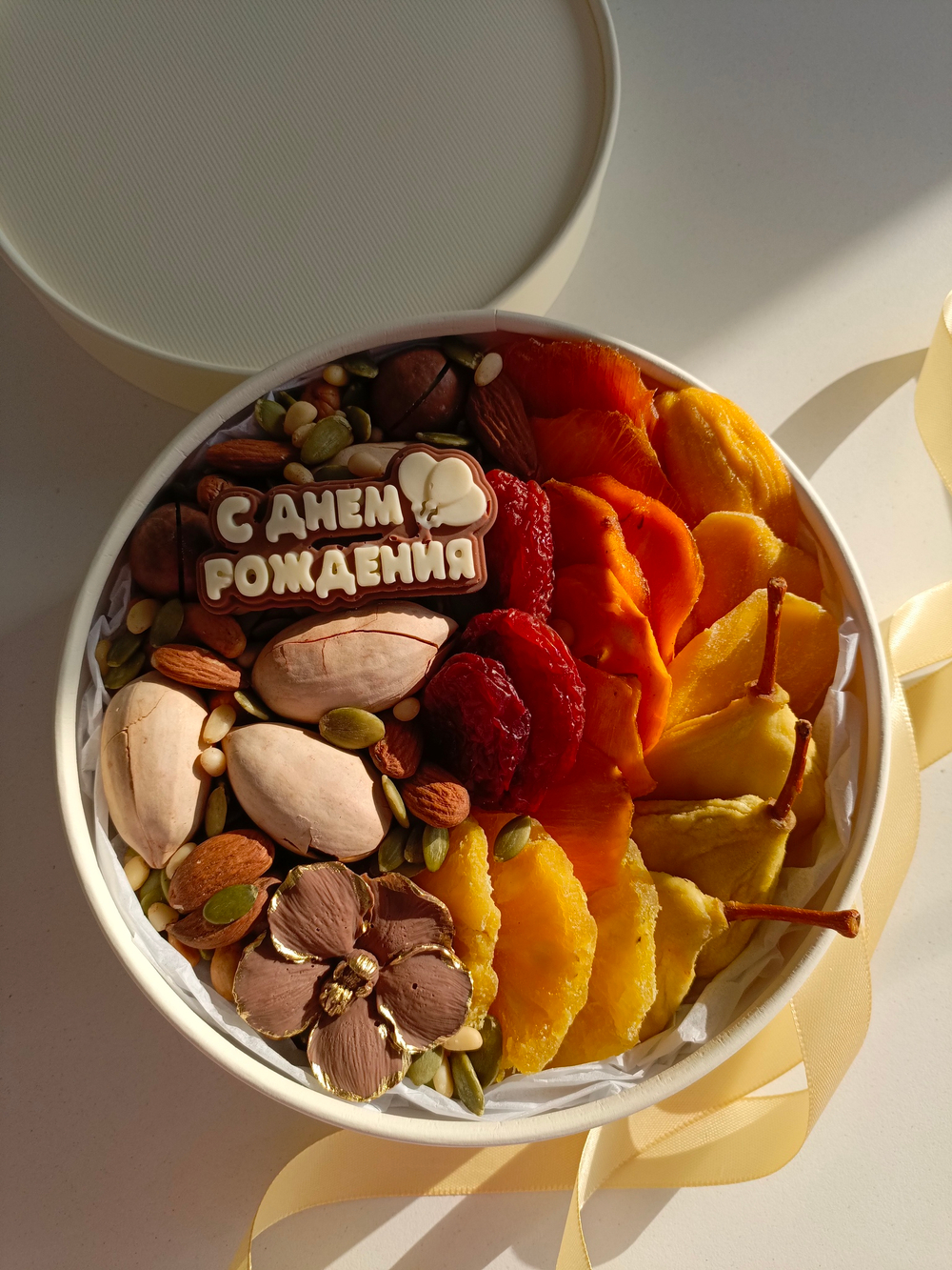 Коробка с орехами и сухофрутами