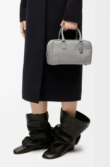 Loewe Сумка Amazona 23 из мягкой зернистой телячьей кожи, жемчужно-серый