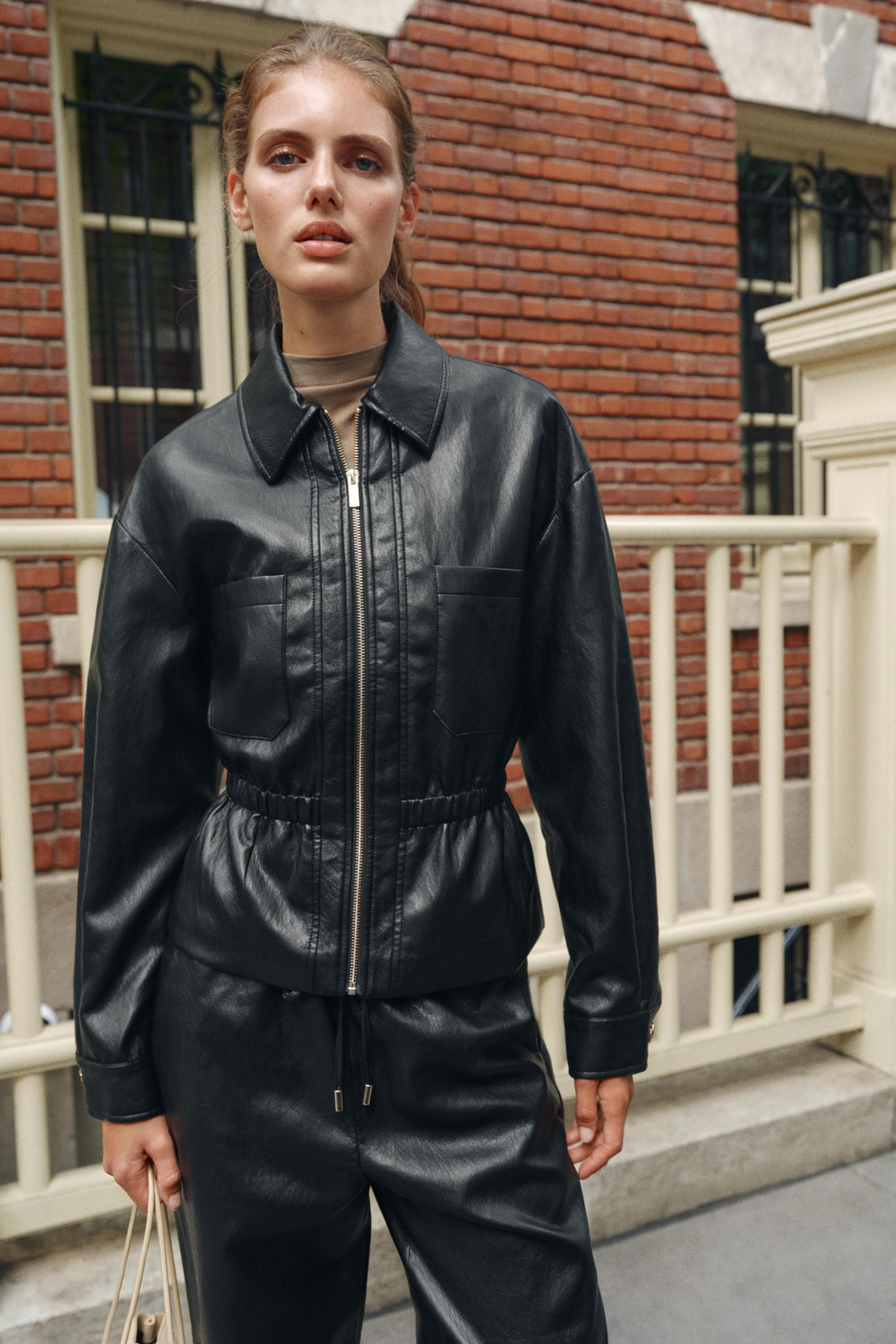 КУРТКА ИЗ ИСКУССТВЕННОЙ КОЖИ, ЭЛАСТИЧНАЯ ТАЛИЯ — ZARA