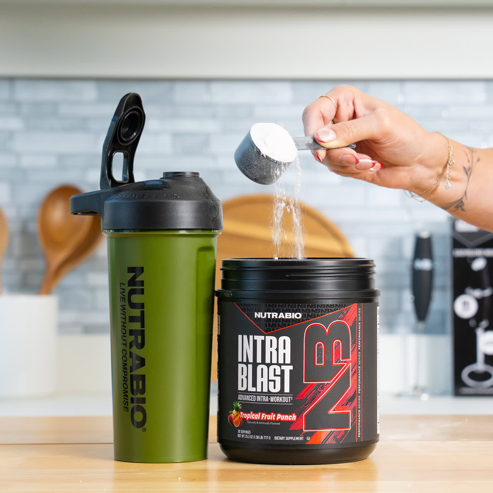 NutraBio, Intra Blast, усовершенствованная добавка во время тренировки, пунш из тропических фруктов, 717 г (1,58 фунта)