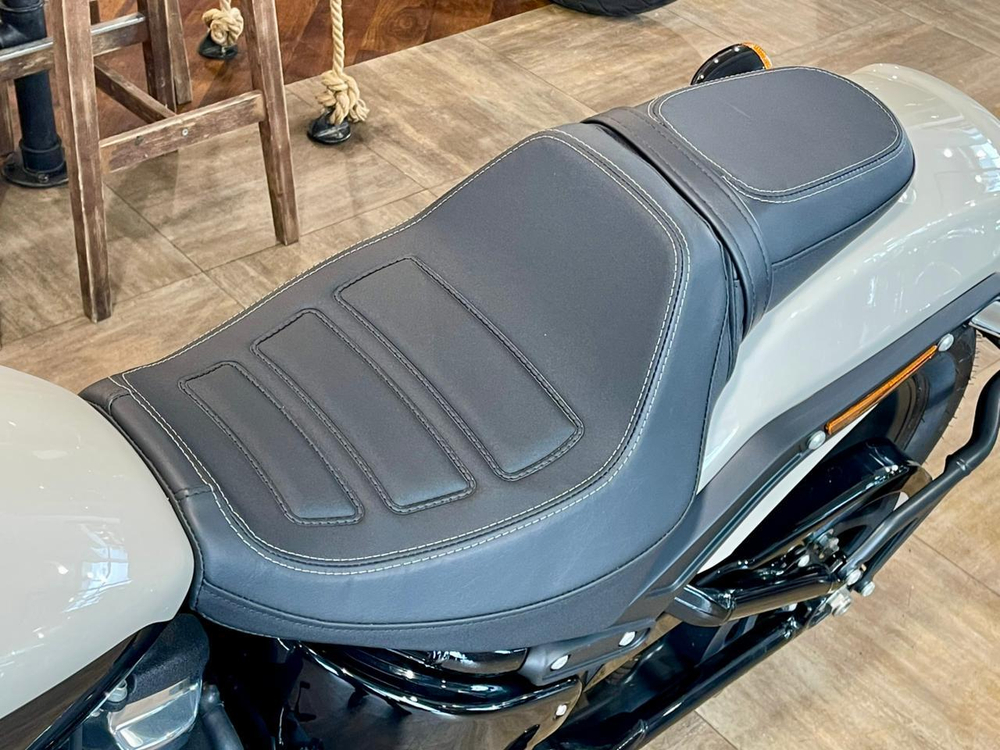 Harley-Davidson Softail Fat Bob 114 (White Sand Pearl) 