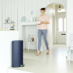 Ведро Brabantia FlatBack 30л темно-синее в интерьере
