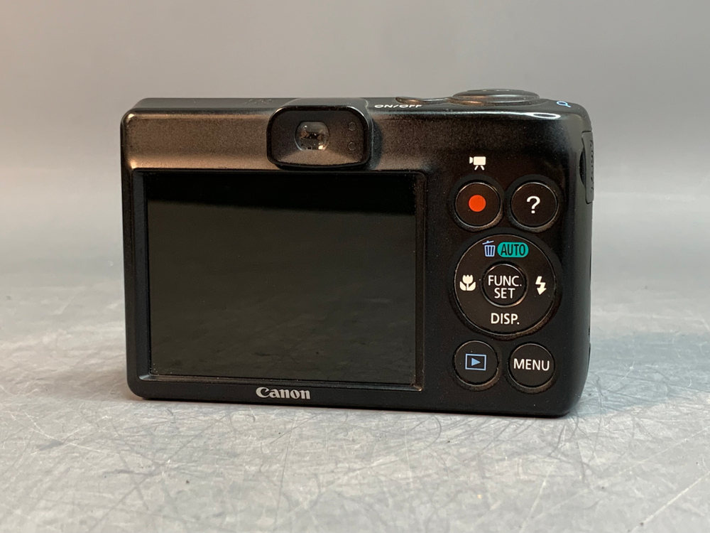 Canon PowerShot A1300 на белом фоне небольшое пятно