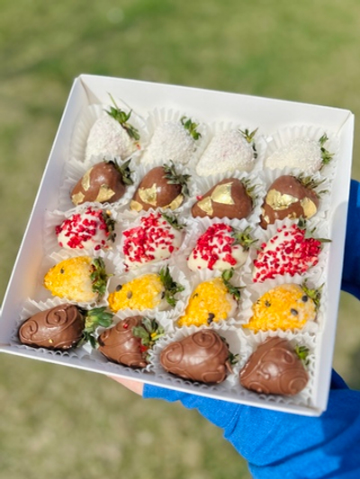 Клубника в бельгийском шоколаде Яркий микс , 20-25 шт