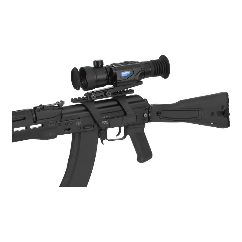 Тепловизионный прицел Sytong XM06-50LRF / Сайтонг ИКС М06 50 ЛРФ (с дальномером) - вид в пол-оборота на оружии