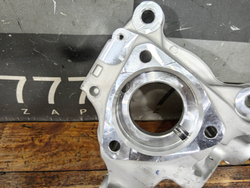 Кулак поворотный левый Geely Monjaro 21-нв Новое Оригинал 4048088200
