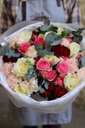 Букет №9 (розы, гвоздики, кустовые розы, эвкалипт)
