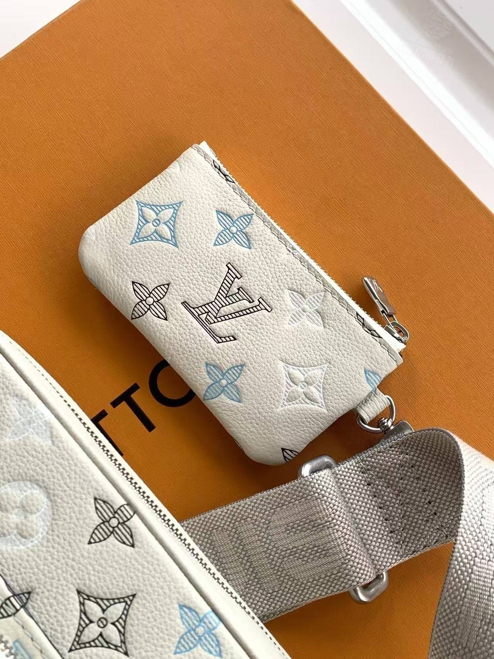 Сумка через плечо/мессенджер Louis Vuitton Trio
