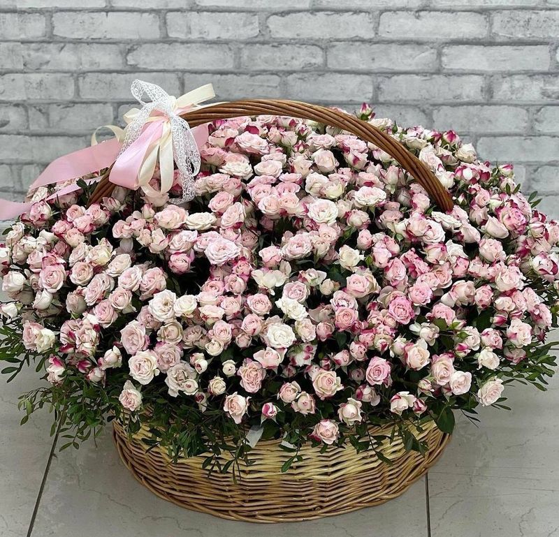 Корзина с кустовыми розами #16230 Корзина с кустовыми розами #16230
