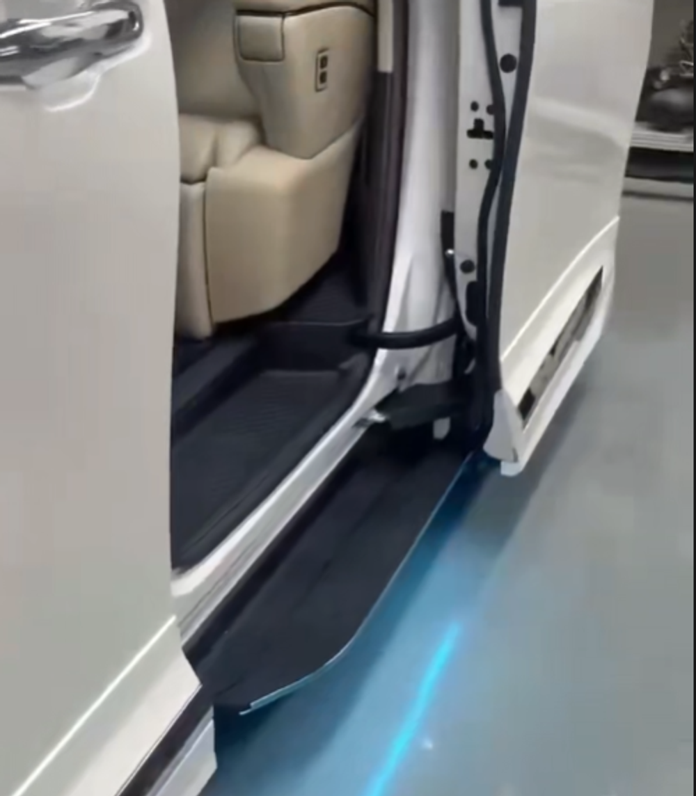 Электрические боковые пороги с подсветкой для Toyota Alphard и Vellfire 2018+