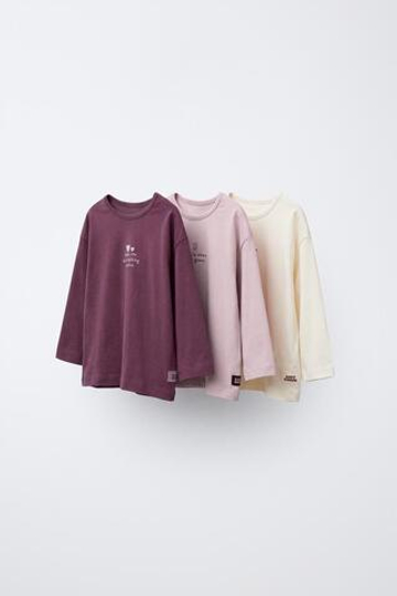 ZARA НАБОР ИЗ ТРЕХ ФУТБОЛОК С ТЕКСТОМ И НАШИВКОЙ, ТЕМНО-БОРДОВЫЙ