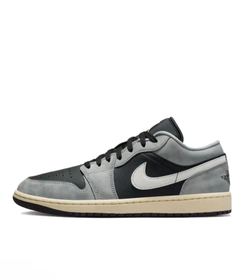 alt="Air Jordan 1 Low Light Smoke Grey Off Noir HQ2010-012 вид сбоку на белом фоне"