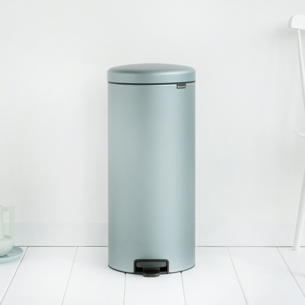 Ведро Brabantia NewIcon 30л мятный металлик возле стены