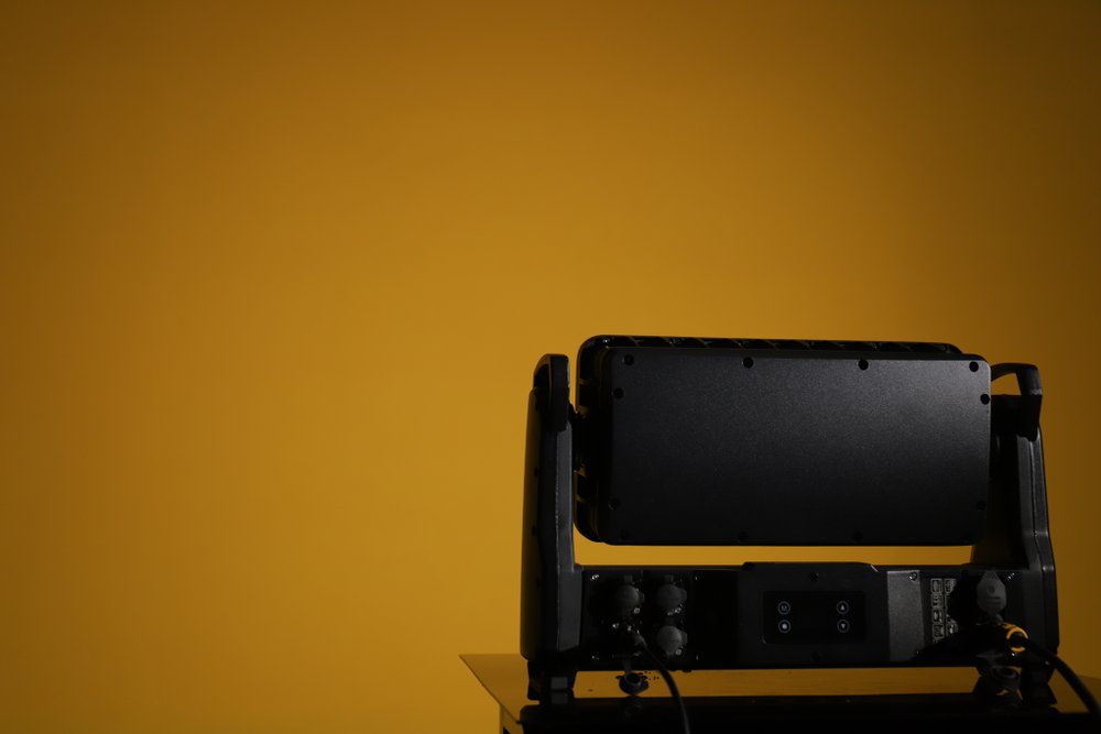 Strobe Thunder M — LED стробоскоп 40×RGBW 1200 Вт IP65