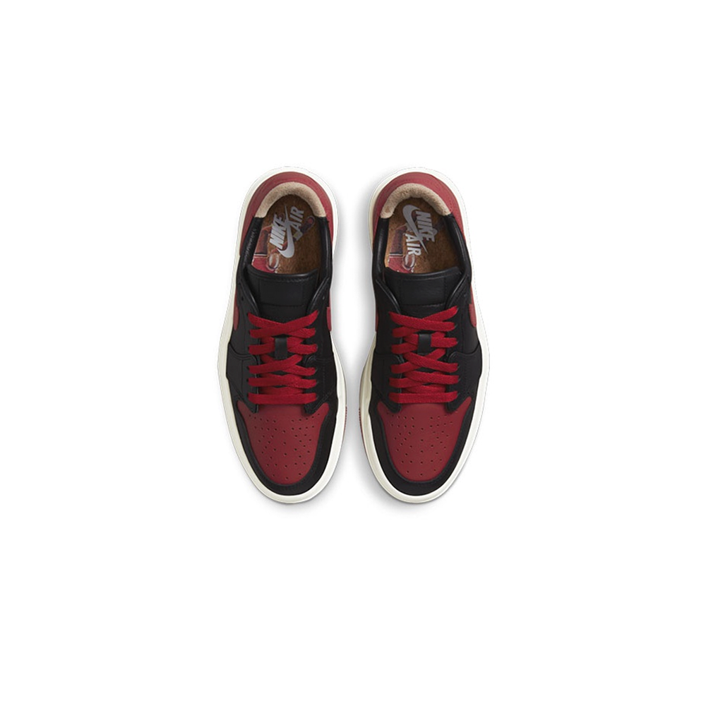 alt="Красный логотип Swoosh и черный кожаный верх Air Jordan 1 Elevate Low Bred"