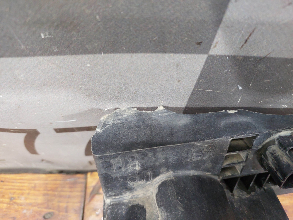 Кронштейн ПТФ правый Mazda CX-5 2 (KF) 17-нв Б/У Оригинал KB8B51684