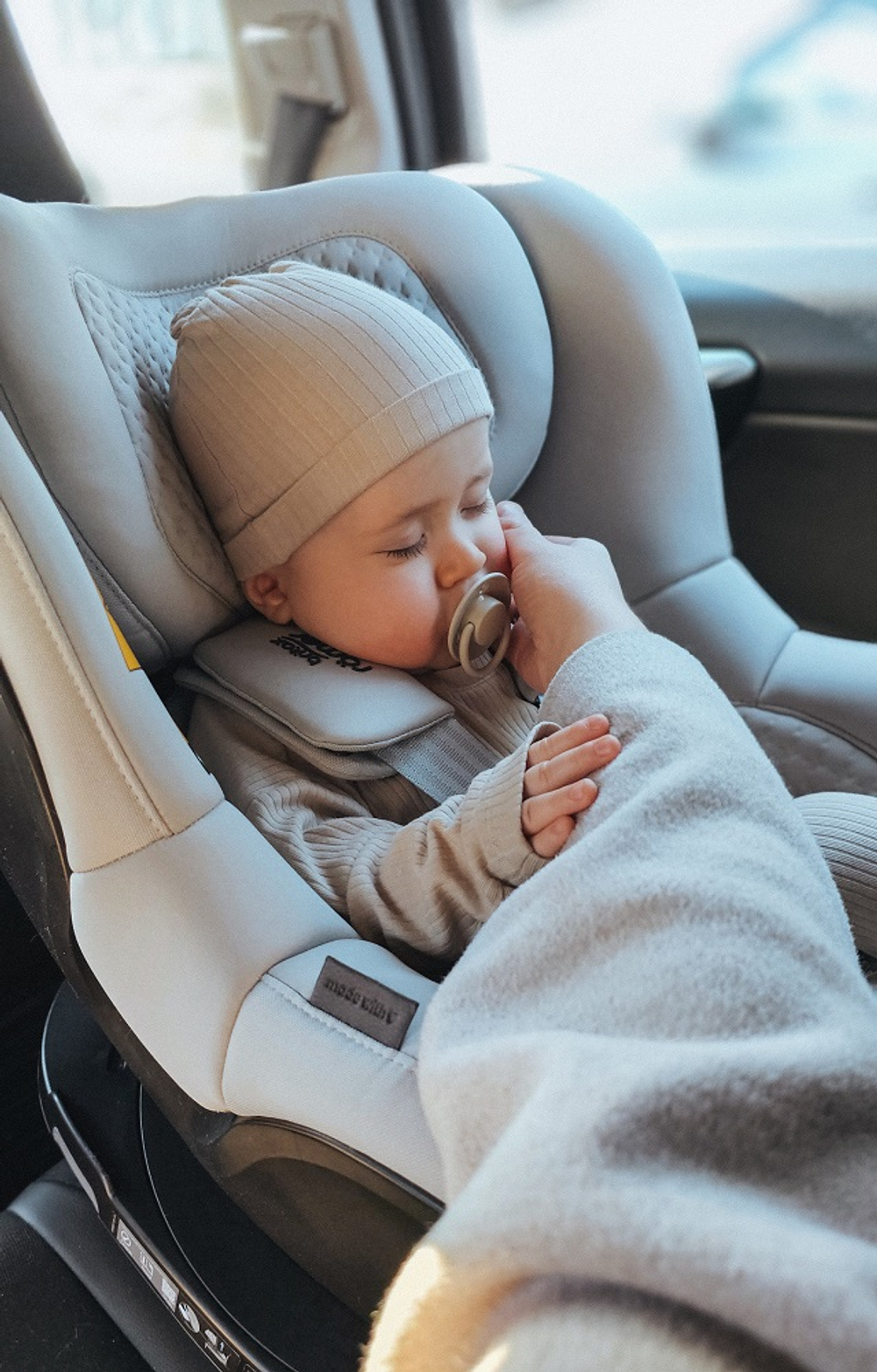 Автокресло 0+/1 Britax Roemer DUALFIX 5Z LUX Soft Taupe