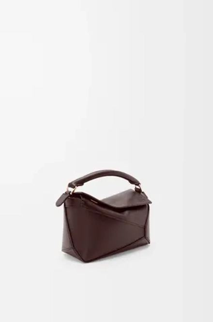 Loewe Мини-сумка Puzzle Edge из мягкой зернистой телячьей кожи, темно-каштановый