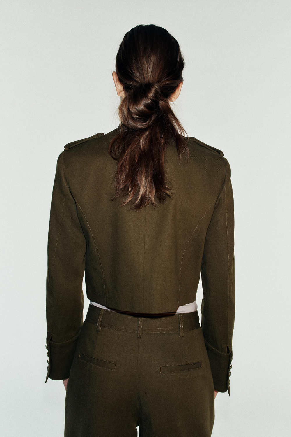 КОРОТКИЙ БЛЕЙЗЕР С ПОДПЛЕЧНИКАМИ — ZARA